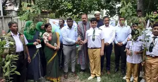 যশোরে শিক্ষার্থীদের মাঝে চারা বিতরণ ও বৃক্ষরোপণ কর্মসূচির উদ্বোধন